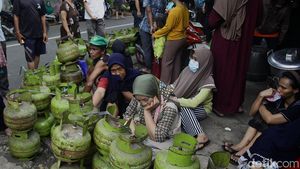 Antrean Gas Melon di Ulujami, Antre Hingga 4,5 Jam!