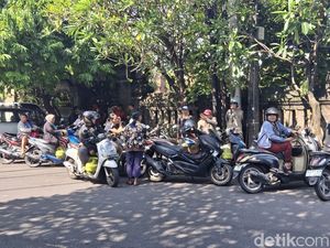 Video: Antrean Warga Serbu Pangkalan Gas Elpiji 3 Kg di Bali Video: Antrean Warga Serbu Pangkalan Gas Elpiji 3 Kg di Bali