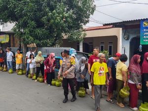 Antrean LPG 3 Kg di Pangkalan Depok Mengular, Warga Harap Diecer Lagi Antrean LPG 3 Kg di Pangkalan Depok Mengular, Warga Harap Diecer Lagi