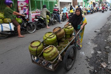 Antrean Pembelian LPG 3 Kg di Surabaya Mengular Panjang