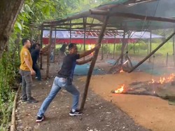 2 Arena Judi Sabung Ayam di Bangkalan Diobrak-abrik dan Dibakar Polisi