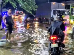 Banjir Lumpuhkan Pantura Situbondo, Macet Total gegara Genangan Hujan
