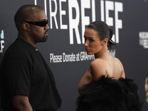 Most Pop: Bianca Censori Istri Kanye West Nyaris Tanpa Busana di Grammys Most Pop: Bianca Censori Istri Kanye West Nyaris Tanpa Busana di Grammys
