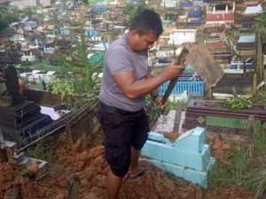 Dedikasi Bripka Joko Jadi Penggali Kubur Gratis untuk Warga Miskin Samarinda Dedikasi Bripka Joko Jadi Penggali Kubur Gratis untuk Warga Miskin Samarinda