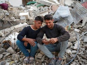 Dipisahkan Perang, Saudara Kembar Ini Bertemu di Rumah Mereka yang Hancur Dipisahkan Perang, Saudara Kembar Ini Bertemu di Rumah Mereka yang Hancur