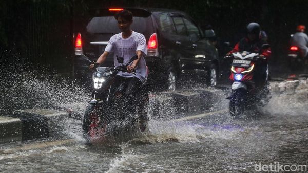 Hujan Deras, Jalan RC Veteran Jaksel Tergenang