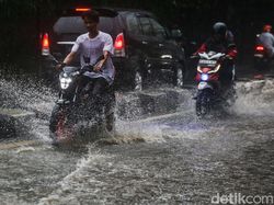 Hujan Deras, Jalan RC Veteran Jaksel Tergenang
