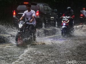 Hujan Deras, Jalan RC Veteran Jaksel Tergenang Hujan Deras, Jalan RC Veteran Jaksel Tergenang