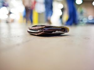 Bolehkah Mengambil Barang Jatuh di Jalan yang Tak Diketahui Pemiliknya? Bolehkah Mengambil Barang Jatuh di Jalan yang Tak Diketahui Pemiliknya?