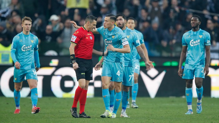 UDINE, ITALY - FEBRUARY 01: Jay Idzes of Venezia speaks with referee Maurizio Mariani after his team concede a third goal during the Serie A match between Udinese and Venezia at Stadio Friuli on February 01, 2025 in Udine, Italy. (Photo by Timothy Rogers/Getty Images)
