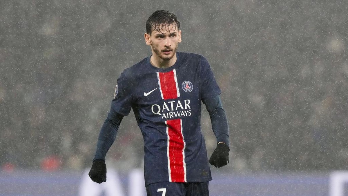 Pemain Paris Saint-Germain, Khvicha Kvaratskhelia, percaya diri menjelang duel dengan Liverpool. (Foto: AP/Michel Euler)
