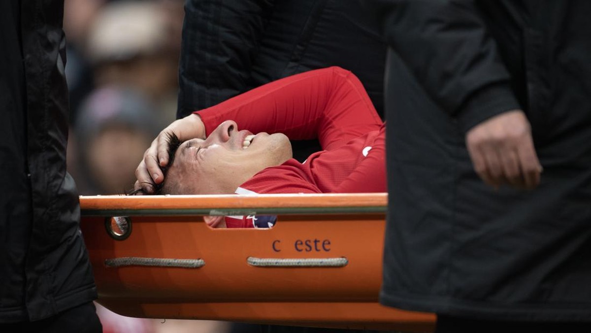 Bek MU Lisandro Martinez cedera saat melawan Crystal Palace, Minggu (2/2/2025). (Foto: Joe Prior/Visionhaus via Getty Images)