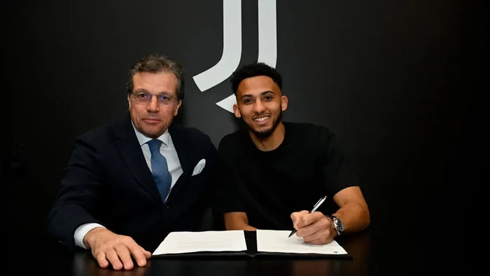 Juventus telah mendatangkan satu amunisi lagi di lini belakang. Lloyd Kelly diboyong dari Newcastle United.