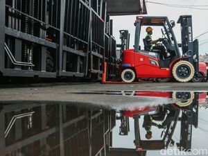 Mengintip Cuan Bisnis Sewa Forklift Listrik di Cikarang