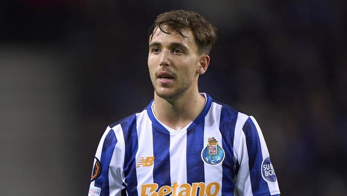 Nico Gonzalez of FC Porto looks on during the UEFA Europa League match between FC Porto and Olympiacos El Pireo at Estadio Do Dragao in Porto, Portugal, on January 23, 2025. (Photo by Jose Manuel Alvarez Rey/JAR Sport Images/NurPhoto via Getty Images)