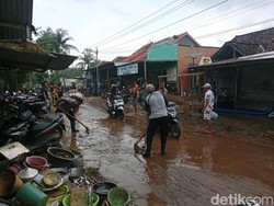 Puluhan Personel Polres Situbondo Bantu Penanganan Banjir Mlandingan