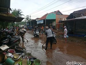Puluhan Personel Polres Situbondo Bantu Penanganan Banjir Mlandingan Puluhan Personel Polres Situbondo Bantu Penanganan Banjir Mlandingan