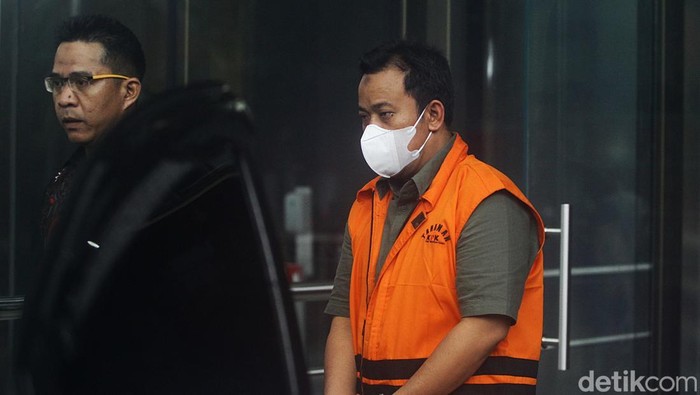 Pemeriksaan Lanjutan Martono dalam Dugaan Korupsi Pemkot Semarang Tersangka kendala prasangka korupsi di Pemkot Semarang, Martono menuju kendaraan beroda empat tahanan usai menjalani investigasi lanjutan di Gedung Merah Putih KPK, Jakarta, Selasa (4/5/2025).