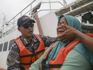 Jurnalis Metro TV Hilang di Laut, Tangis Sang Bunda Pecah Jurnalis Metro TV Hilang di Laut, Tangis Sang Bunda Pecah