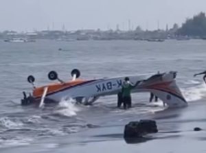 Nelayan Sebut Pesawat Sempat Terombang-ambing di Perairan Gumuk Kantong Nelayan Sebut Pesawat Sempat Terombang-ambing di Perairan Gumuk Kantong