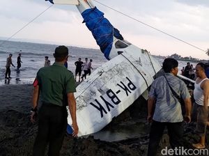 Dramatisnya Penyelamatan 2 Awak Pesawat Latih API yang Jatuh di Banyuwangi Dramatisnya Penyelamatan 2 Awak Pesawat Latih API yang Jatuh di Banyuwangi