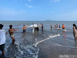 Sejumlah Nelayan Bantu Tepikan Pesawat Latih Jatuh di Laut Banyuwangi