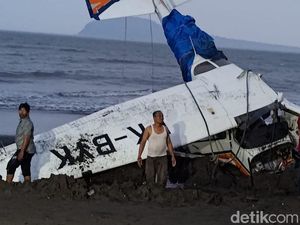 Detik-detik Pesawat Latih Banyuwangi Jatuh Usai Terbang Rendah