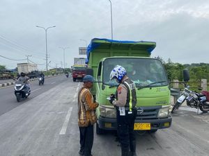 Masih Bandel, Truk yang Langgar Jam Operasional di Gresik Ditilang