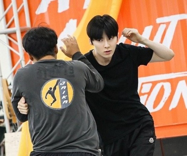 Potret Hwang Min Hyun saat berlatih bela diri/ Foto: m.entertain.naver.com