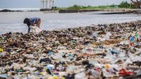 Penampakan Sampah Kembali Menumpuk di Pantai Teluk Labuan