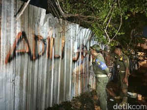 Coretan Adili Jokowi Bermunculan di Solo, Satpol PP Turun Tangan Coretan Adili Jokowi Bermunculan di Solo, Satpol PP Turun Tangan