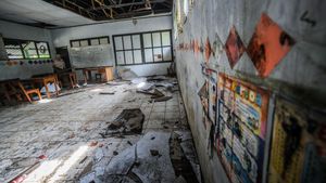 Ruang Kelas Rusak, Siswa Belajar di Teras Sekolah