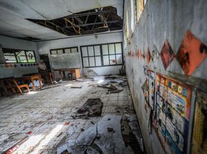 Ruang Kelas Rusak, Siswa Belajar di Teras Sekolah