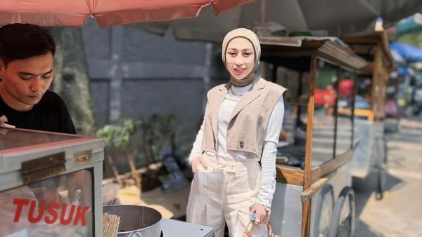 Intip Keseruan Reza Gladys Makan Pasta di Restoran hingga Jajan Cilok