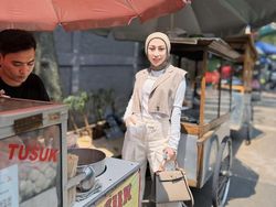 Intip Keseruan Reza Gladys Makan Pasta di Restoran hingga Jajan Cilok