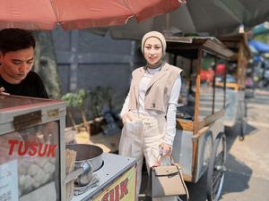 Intip Keseruan Reza Gladys Makan Pasta di Restoran hingga Jajan Cilok Intip Keseruan Reza Gladys Makan Pasta di Restoran hingga Jajan Cilok