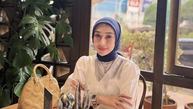 Update Informasi Selebriti InsertLive : Reza Gladys Siap Mediasi Kasus Wanprestasi Asal Nikita Mirzani Datang di Sidang
