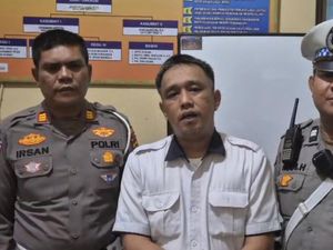 Mobil Dinas BM 52 Lawan Arah Milik Kadis Perkebunan Riau, Langsung Ditilang Mobil Dinas BM 52 Lawan Arah Milik Kadis Perkebunan Riau, Langsung Ditilang