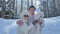 8 Gaya Syahrini Perdana Ajak Baby Princess R Main Salju di Jepang