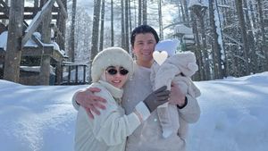 8 Gaya Syahrini Perdana Ajak Baby Princess R Main Salju di Jepang