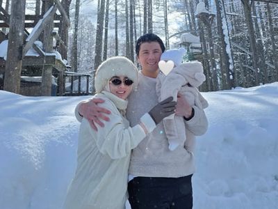 8 Gaya Syahrini Perdana Ajak Baby Princess R Main Salju di Jepang