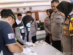 Polres Situbondo Tes Urine Anggotanya Antisipasi Penyalahgunaan Narkoba