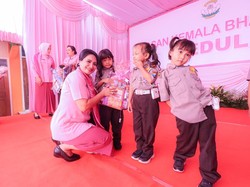 Cerianya Siswa Kemala Bayangkara Bojonegoro Dapat Makan-Mainan Gratis