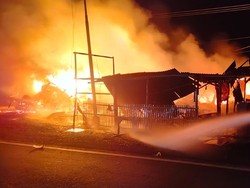 Truk Muatan Tiner Terbakar di Pantura Indramayu, Sempat Timbul Ledakan