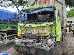 Truk Tronton Seruduk Fuso di Pantura Pati