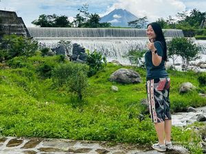 Ini Air Terjun Cantik dengan Latar Belakang Gunung Merapi Ini Air Terjun Cantik dengan Latar Belakang Gunung Merapi