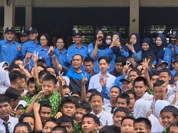 Wapres Gibran Cek MBG di Depok, Siswa SMP-SMA Minta Foto Bareng