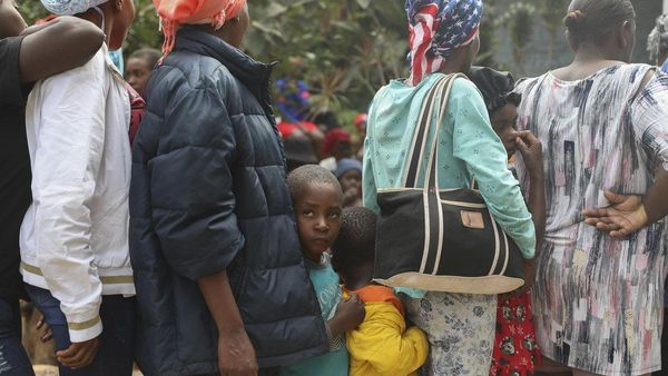Warga Haiti Korban Geng Kriminal Antre Makan