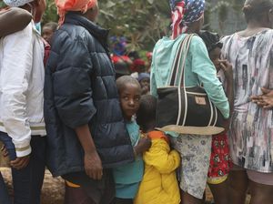 Warga Haiti Korban Geng Kriminal Antre Makan