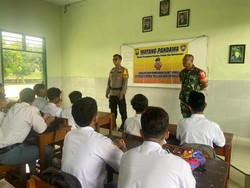 Wayang Pandawa Polsek Krembung Datangi Sekolah Waspada Kenakalan Remaja